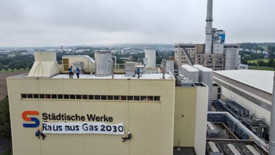 Klima-Aktivisten seilen sich von Kasseler Gaskraftwerk ab