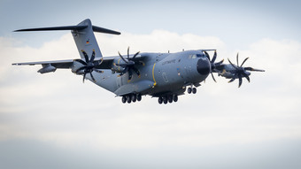 Bundeswehrmaschine bringt Menschen aus dem Niger nach Deutschland