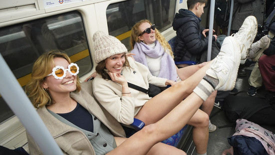 London: "No Trousers Tube Ride": Mit Unterhose in der U-Bahn