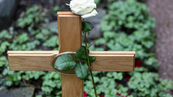 Gefahr für Hinterbliebene: Kriminelle zielen auf Trauernde