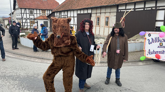 Strohbärentag und Karneval: Heldra und Kelze feiern an Aschermittwoch