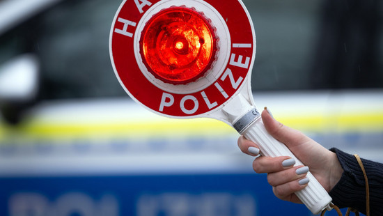 Polizei soll schneller fahren - Autofahrerin nötigt Beamte