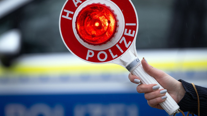 Polizei soll schneller fahren - Autofahrerin nötigt Beamte