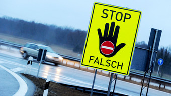 Dillenburg: Falschfahrerin auf A45 schwer verletzt - Lasterunfall