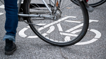 Fußgängerin schwer verletzt - Radfahrer flüchtet in Groß Zimmern