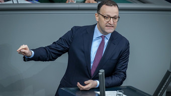 Spahn entschuldigt sich für Umgang mit Leihmutterschaft
