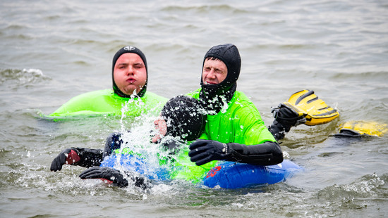 Spektakel in Mainz: Traditionelles Abschwimmen der Feuerwehr