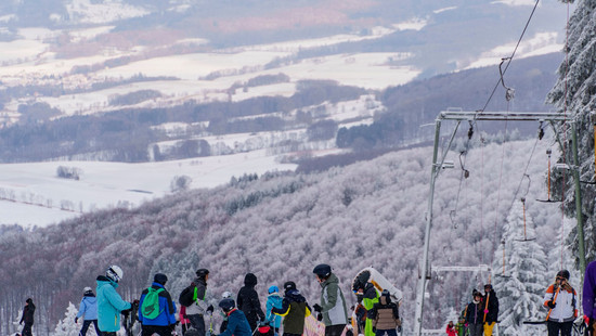 Skifahrer stürmen Hessens beliebte Winterwunderland-Pisten