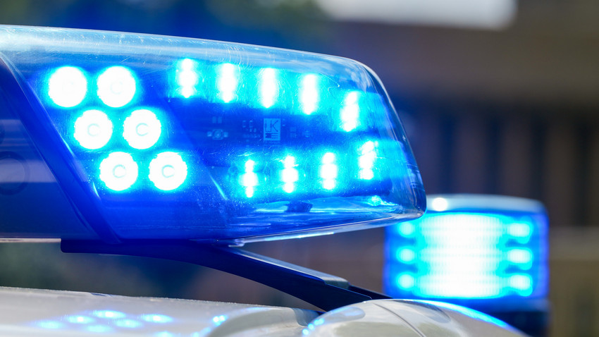 Bruchköbel: 18-Jähriger rast vor Polizei davon und kracht in Schild