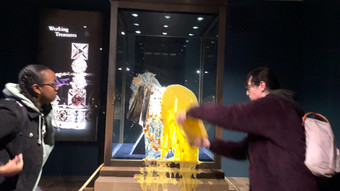 Essensanschlag auf die Kronjuwelen: Protest mit Vanillesoße