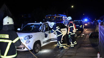 Schwerer Unfall in Pfungstadt: Feuerwehr muss Autodach aufschneiden