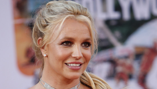 britney spears: beschmiert sich mit sahne