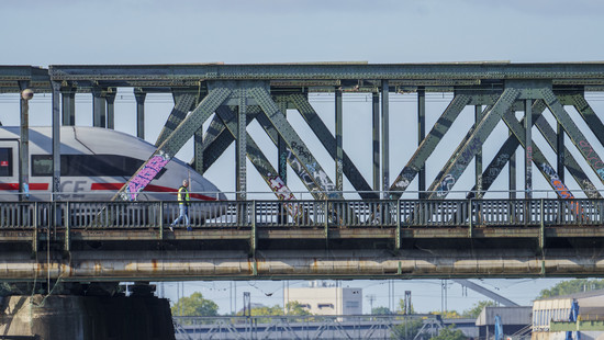 Einsatz wegen Frau auf Brücke: Über 9 Stunden Zug-Chaos in Frankfurt