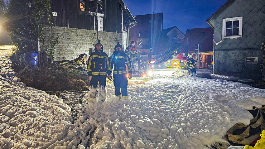 Ein Mensch verletzt: Haus und Scheune in Ulrichstein in Vollbrand