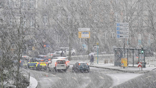 Viel Schnee sorgt für Verkehrsprobleme in Hessen