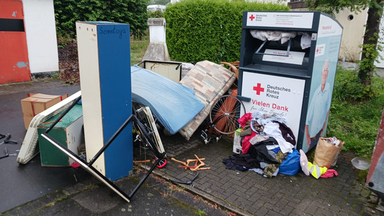 DRK Hünfeld kämpft gegen Müll in und an Kleidercontainern