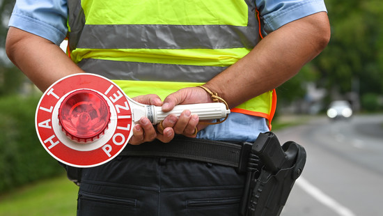 Rollerfahrer fährt durch den Lohbergtunnel und flüchtet