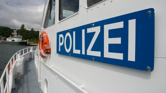 Ginsheim-Gustavsburg: Frau verletzt, Täter springt in Main