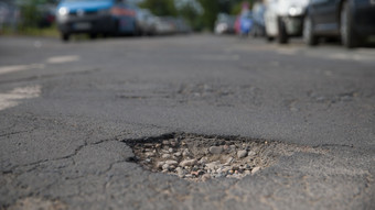 Schlaglöcher: Fachkräftemangel bremst hessische Städte bei Reparatur