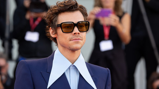 mähne ab: harry styles trägt jetzt buzz cut