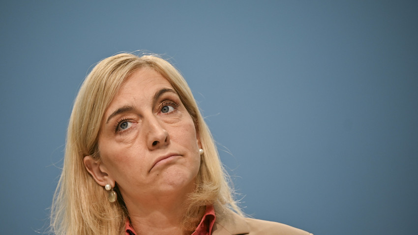 Bericht: Höherer Pflegebeitrag für Kinderlose im Gespräch