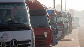 Wegen Furz in Fahrerkabine: LKW-Fahrer verprügelt Beifahrer an A61
