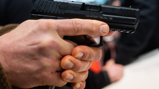 Gelnhausen: Bewaffneter Mann überfällt Wettbüro und kann flüchten
