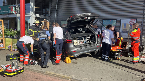Zwei Verletzte in Bad Kreuznach: Auto kracht in REWE-Markt