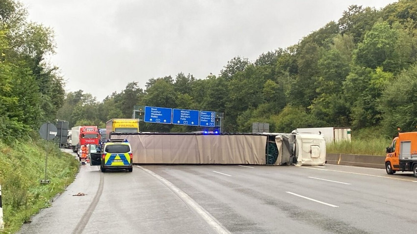 A7 beim Hattenbacher Dreieck: LKW kippt um und blockiert alle Spuren