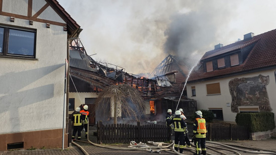 Zwei Scheunen in Rasdorf komplett abgebrannt