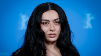 Charli XCX übernimmt Rolle neben DiCaprio