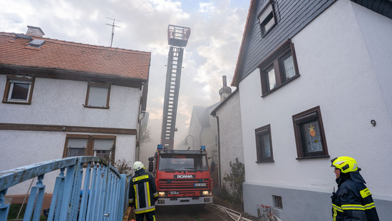Brand in Niddatal: Drei Häuser in Flammen
