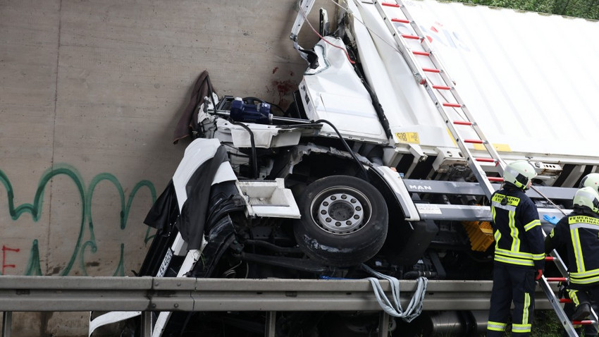 Tödlicher Unfall: LKW kracht bei Petersberg gegen Brücke