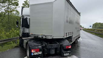 Wegen Hagel: Unfall mit LKW und mehreren Autos auf A66