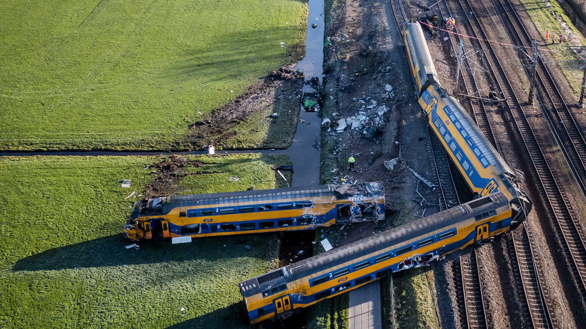 Zugunglück in den Niederlanden: IC und Güterzug prallen gegeneinander