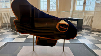 Original oder Fälschung? Kaisers Dackelmantel im Museum