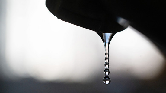 Komischer Geruch in Staufenberg: Menschen sollen Trinkwasser abkochen