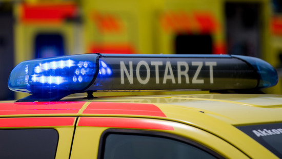 Ludwigshafen: Dreijähriger fällt aus fahrendem Auto