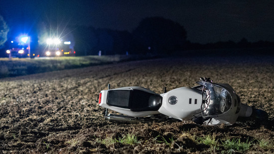 Kollision mit Maishäcksler bei Geinsheim: Junge Biker schwer verletzt