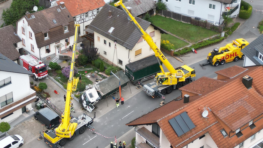 Lkw kracht gegen Wohnhaus: Elfjähriger in Mörlenbach verletzt