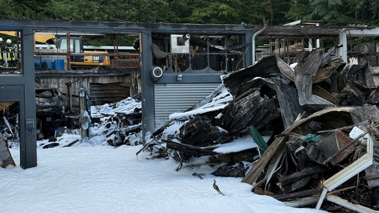 Brand in Reifenlager in Niedernhausen endlich gelöscht