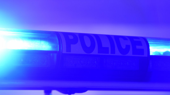 Auto rast in Frankreich in Menschenmenge