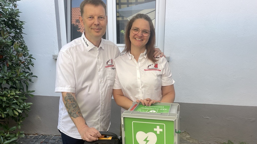 Blaulicht-Solidarität Hessen: Sani spendet Defibrillator für Notarzt