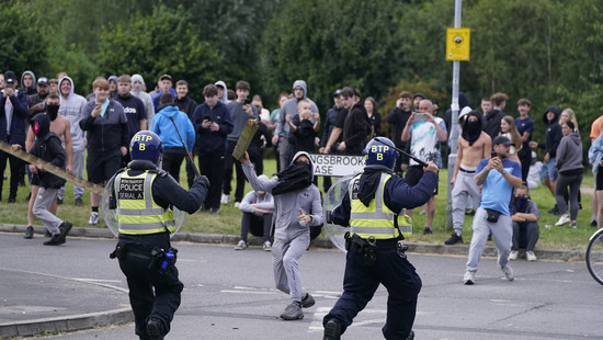 Rechtsextreme Krawalle: Britische Regierung beruft Krisenstab ein