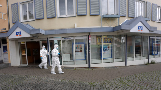 Polizeieinsatz in Bank beendet - Fahndung nach Tätern läuft