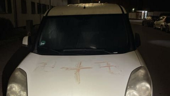 Hakenkreuze aus Menschenblut: Fast 50 Autos in Hanau beschmiert
