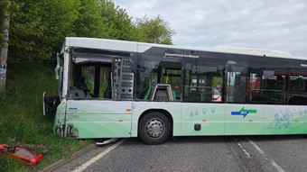 Bus und LKW auf A7 bei Kirchheim zusammengestoßen