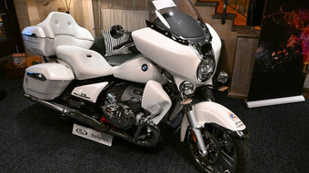 Signiertes Papst-Motorrad versteigert - Aktion von Jesus Bikern