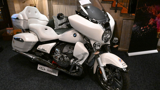 Signiertes Papst-Motorrad versteigert - Aktion von Jesus Bikern