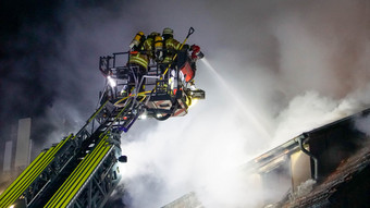 Brand in Rüsselsheim: Bewohner springt aus Fenster